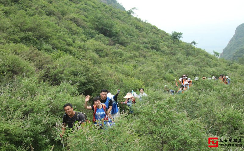 徒步穿越團建活動